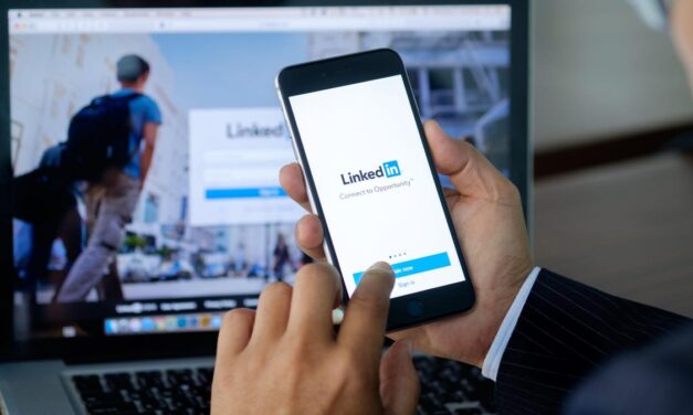 قم بتمكين الوضع المظلم الجديد لجعل LinkedIn أقل إزعاجًا